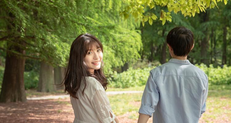 女友生气闹分手怎么哄（从理解情况到主动道歉，一步步化解矛盾）