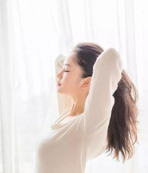 女人为何难以放下男人？（探究女性放不下男性的原因与表现）