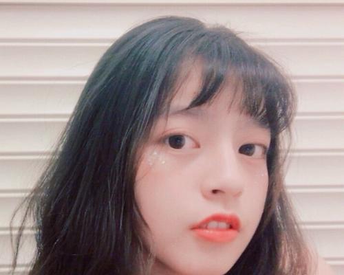女生必看！提高回头率，增加异性缘的小秘诀（教你用姿态改变自己，成为最吸引人的女孩）