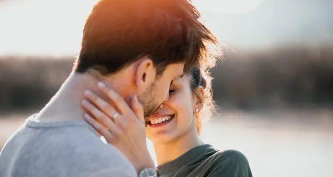如何挽回因夫妻分房睡而产生的情感危机？（重拾亲密关系的7个方法，让婚姻再次燃起爱的火花）
