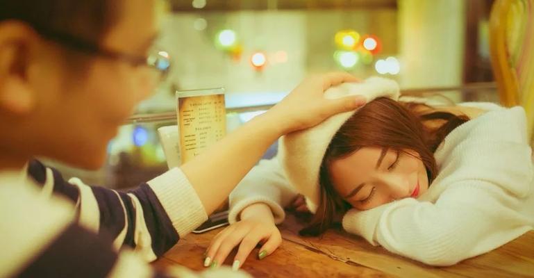 如何放下爱上已婚男的情感（走出情感陷阱）