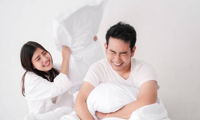 女人出轨的睡眠细节揭秘（三个细节暴露女人的不轨行为）