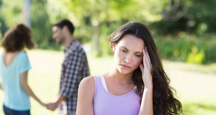 男女交往越暧昧，越要保持这种距离（如何在暧昧的交往中保持适度距离）