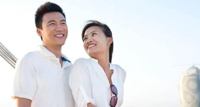 如何吸引男人让他离不开你（用行动和言语让男人沉迷于你的美丽和智慧）