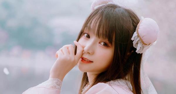 如何用感动挽回女友（15个步骤让你赢回她的心）