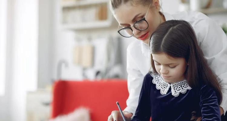 孩子越来越不爱说话该如何帮助（如何解决孩子不爱说话的问题）