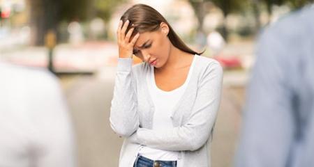 男人出轨被妻子发现下跪求原谅，到底是爱妻子还是自私自利？