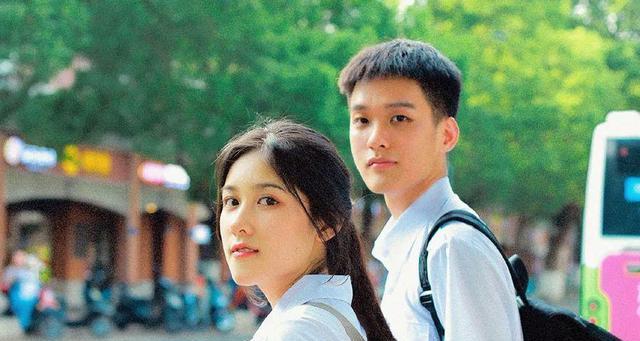 男人真正爱你时会有这3种表现（如何判断男人是否真的爱你）