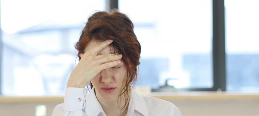男生盯着女生看很久是喜欢吗（探究男生注视女生的行为和内心想法）