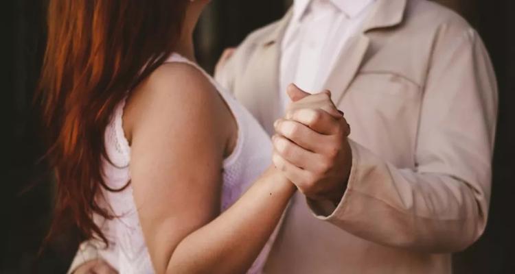 当男友要求与你发生关系时，该怎么办（探讨男女关系中的权力平衡与尊重）