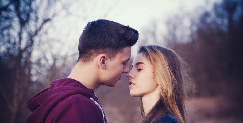 谈恋爱时男女心理变化有哪些？如何应对恋爱中的心理挑战？