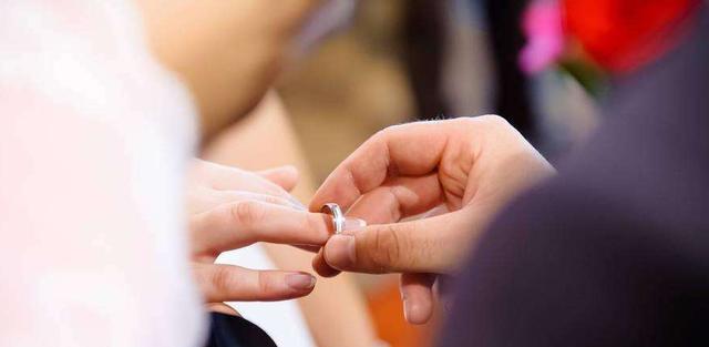 男朋友出轨后女人应该怎么做？如何聪明地重建关系的新鲜感？