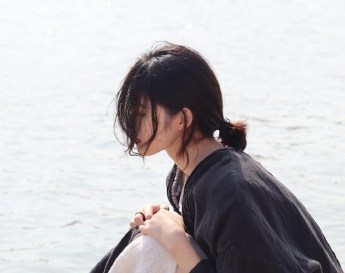 男朋友老是多愁善感怎么办？如何帮助他走出情绪低谷？