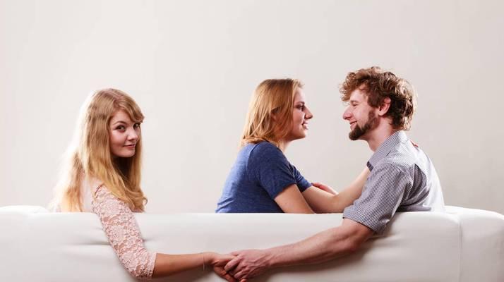 男人出轨了怎么办？如何处理婚姻中的背叛？