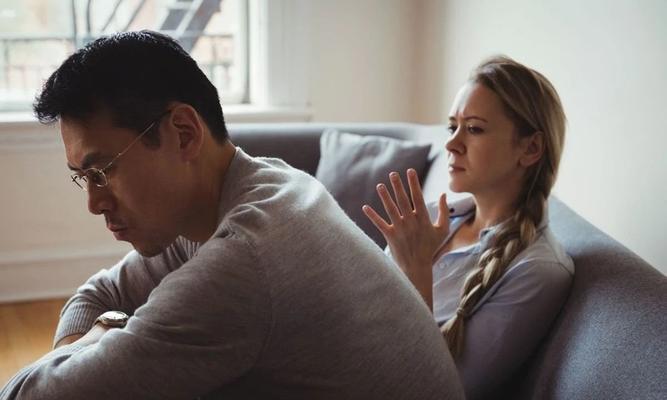 男人屡次出轨该挽回吗？如何处理感情中的信任危机？