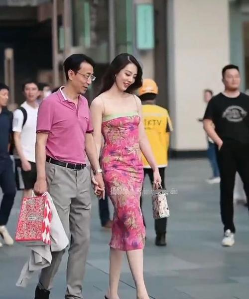 男生带着女朋友逛街的正确打开方式是什么？逛街时应该注意哪些细节？