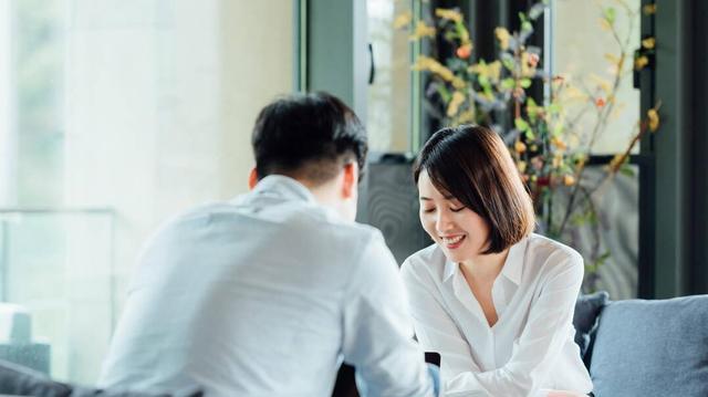 妻子和异性暧昧聊天怎么处理？如何有效沟通解决婚姻问题？