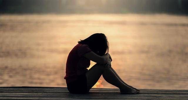 男友隐瞒婚姻史可以原谅他吗？如何处理信任危机？