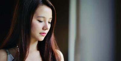 女人怀疑丈夫外遇怎么办？如何处理婚姻中的信任危机？