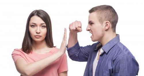 女友爱上别人还能挽回吗？如何处理感情危机？