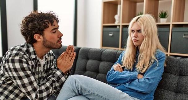 分手后男人希望女人挽回吗？如何判断他的真实想法？