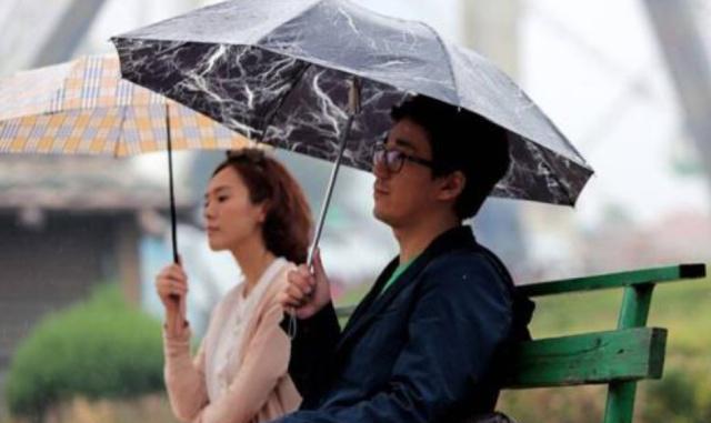 男人在等你挽回的暗示有哪些？如何识别他的挽回信号？