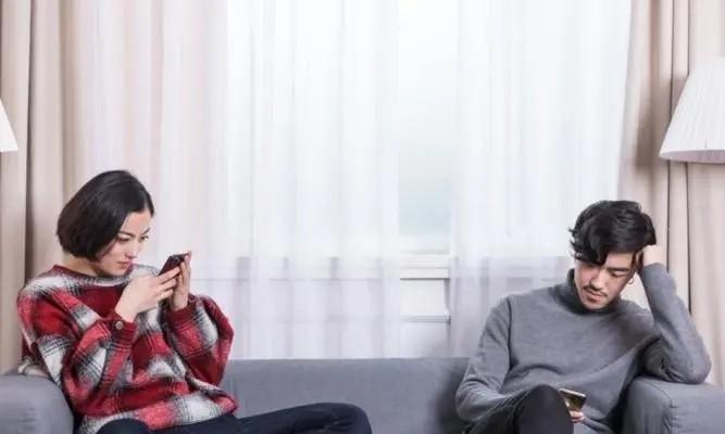 男人在外面有小三在家一般有啥表现？如何发现和应对？