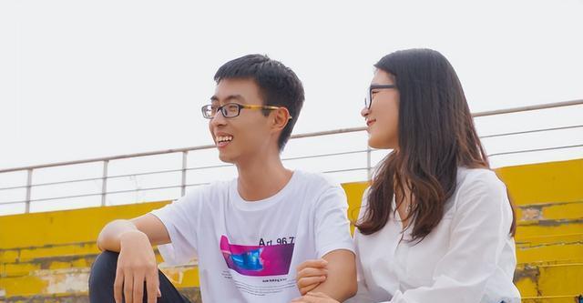 19岁女儿恋爱是否属于早恋？家长应如何正确引导？