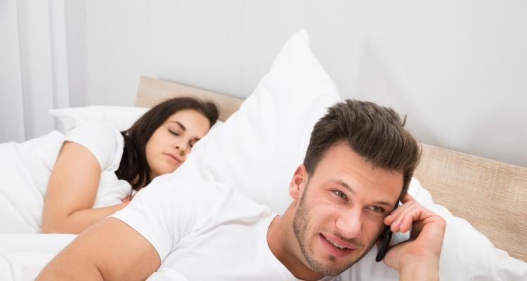 女朋友出轨了还能继续吗？如何处理感情中的背叛问题？