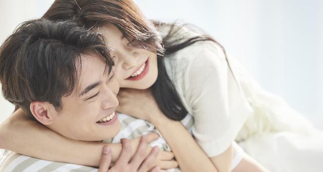 面对喜欢的男人是否应该主动出击？如何判断时机？