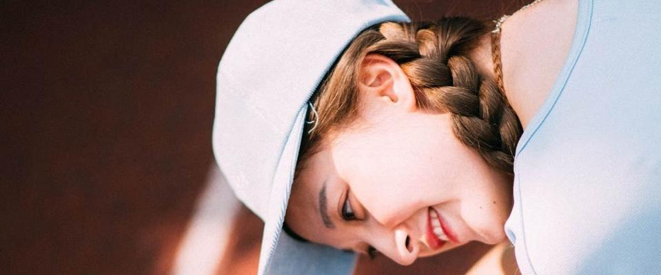 男生长时间盯着女生看代表什么？是喜欢的信号吗？