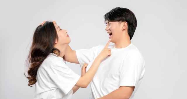 男友忘不了前女友怎么办（解决男友念旧的方法与技巧）