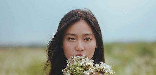 如何与女生接吻（掌握这些技巧让你成为接吻高手）