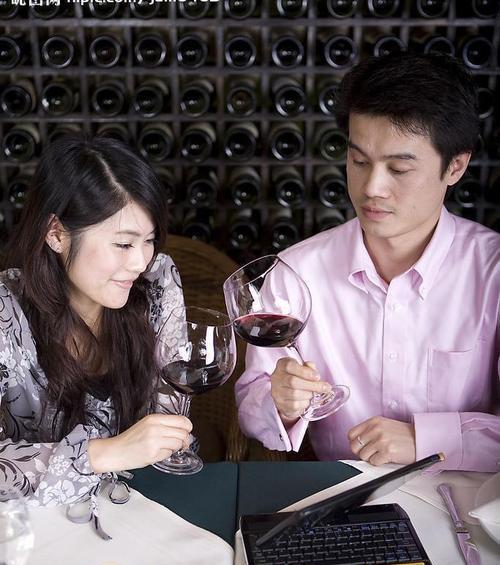 男女初次约会，千万不要去这几个地方（避免约会尴尬的场所和注意事项）