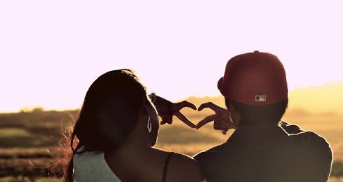 她有男朋友但感情不和，我追求她合适吗？