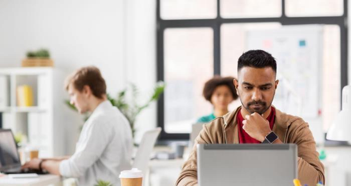 办公室恋情的弊端（如何避免工作和爱情的冲突）