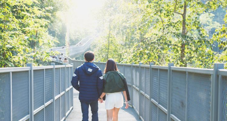 从牵手方式看你们的感情有多深（牵手方式暴露情感深度）