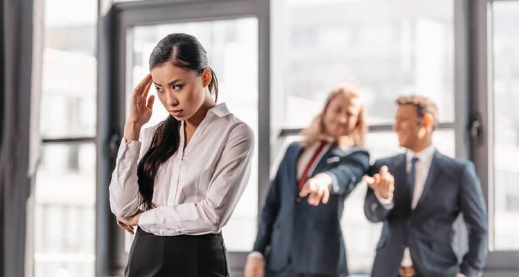 办公室恋情分手后尴尬（职场关系如何转变）