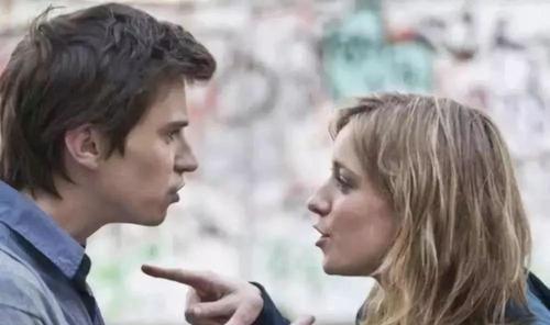 如何识别前任未放下你的迹象？前女友的哪些行为表明她还留恋？