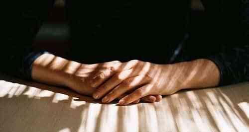 婚后老婆与前任联系怎么办？如何处理婚姻中的信任问题？