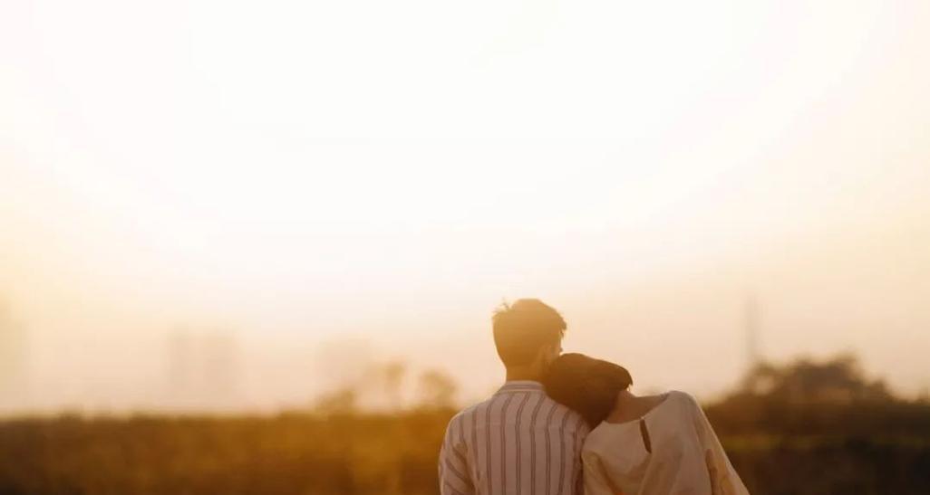 男女恋爱思维的差异与心理学解析（探究恋爱中男女心态的不同）