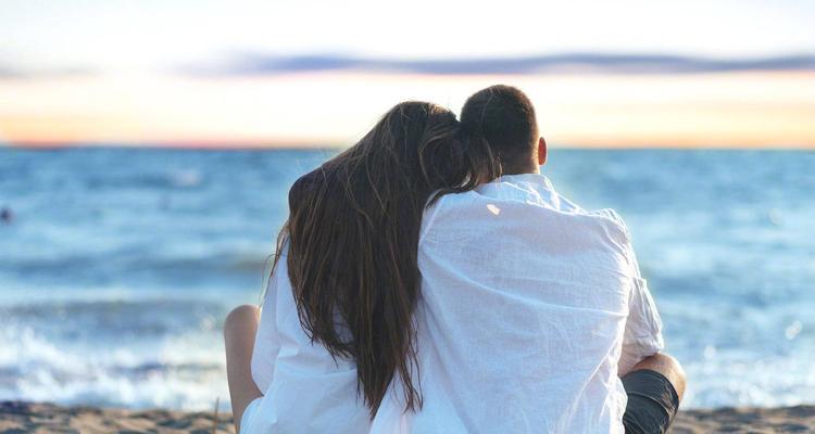 女友忘不了前男友怎么办？如何处理感情中的过去？