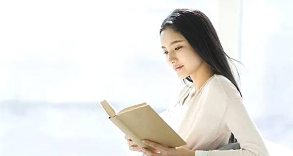 女人如何展现贤惠品质（从家庭到社会）