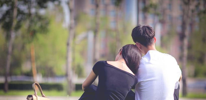 女友出轨了，该分手还是值得挽回（探讨男人该如何应对女友出轨的问题）