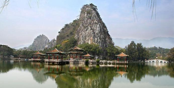 红墙绿瓦，诗韵山水间（探寻中国传统建筑之美）