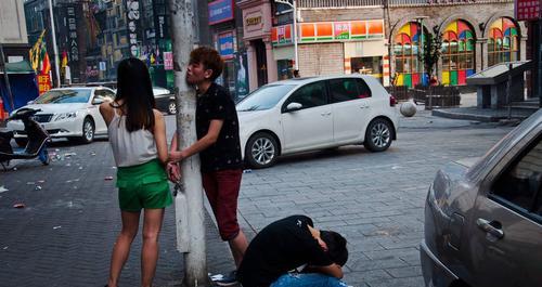 异地恋男友劈腿，如何发现（异地恋男友劈腿的表现及应对方法）