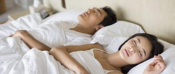 婚后女人必学让男人爱不释手的技巧（15个实用技巧让你成为男人心中的女神）